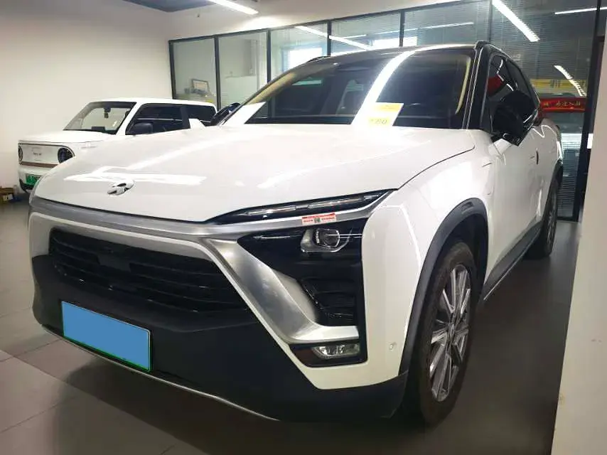 2018 NIO ES8 view 1