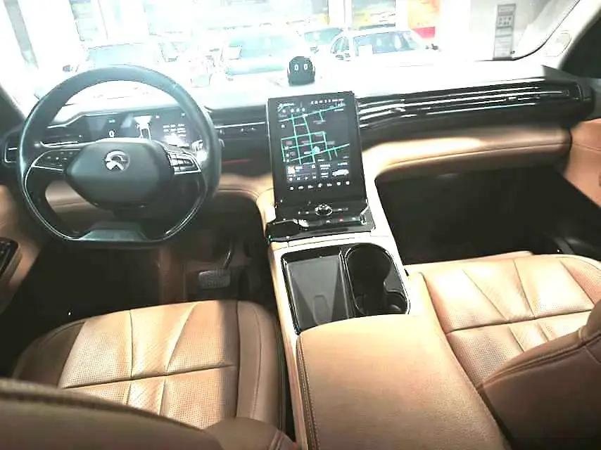 2018 NIO ES8 thumbnail 3