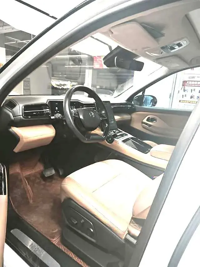 2018 NIO ES8 thumbnail 4