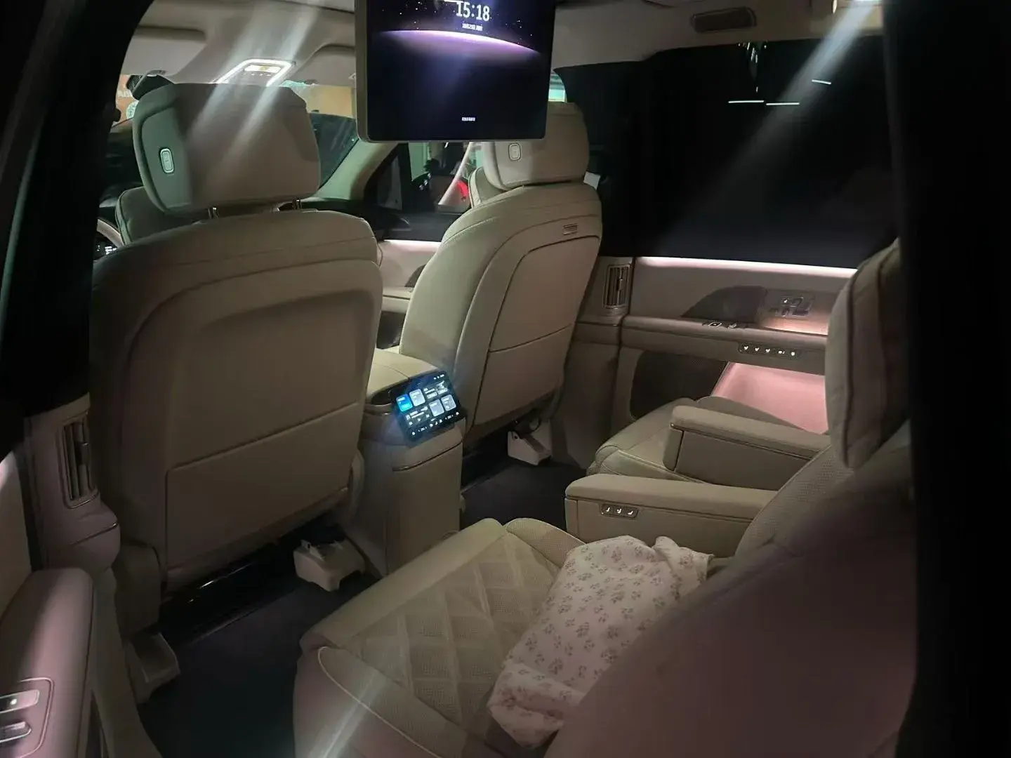 2023 NIO ES8 thumbnail 4