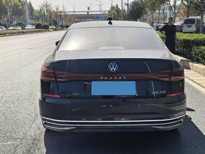 2025 VOLKSWAGEN PASSAT thumbnail 4