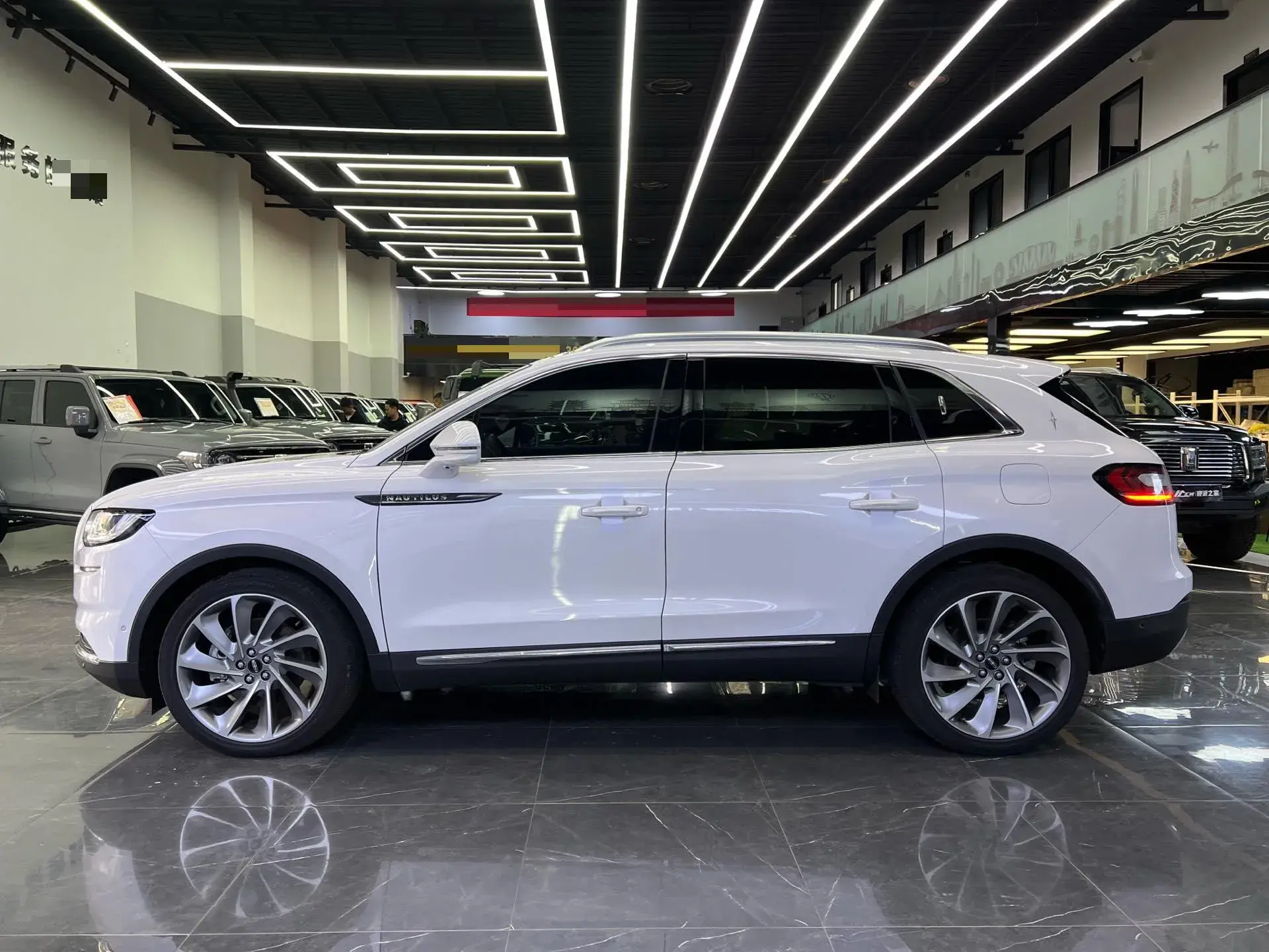 2021 LINCOLN NAUTILUS thumbnail 3