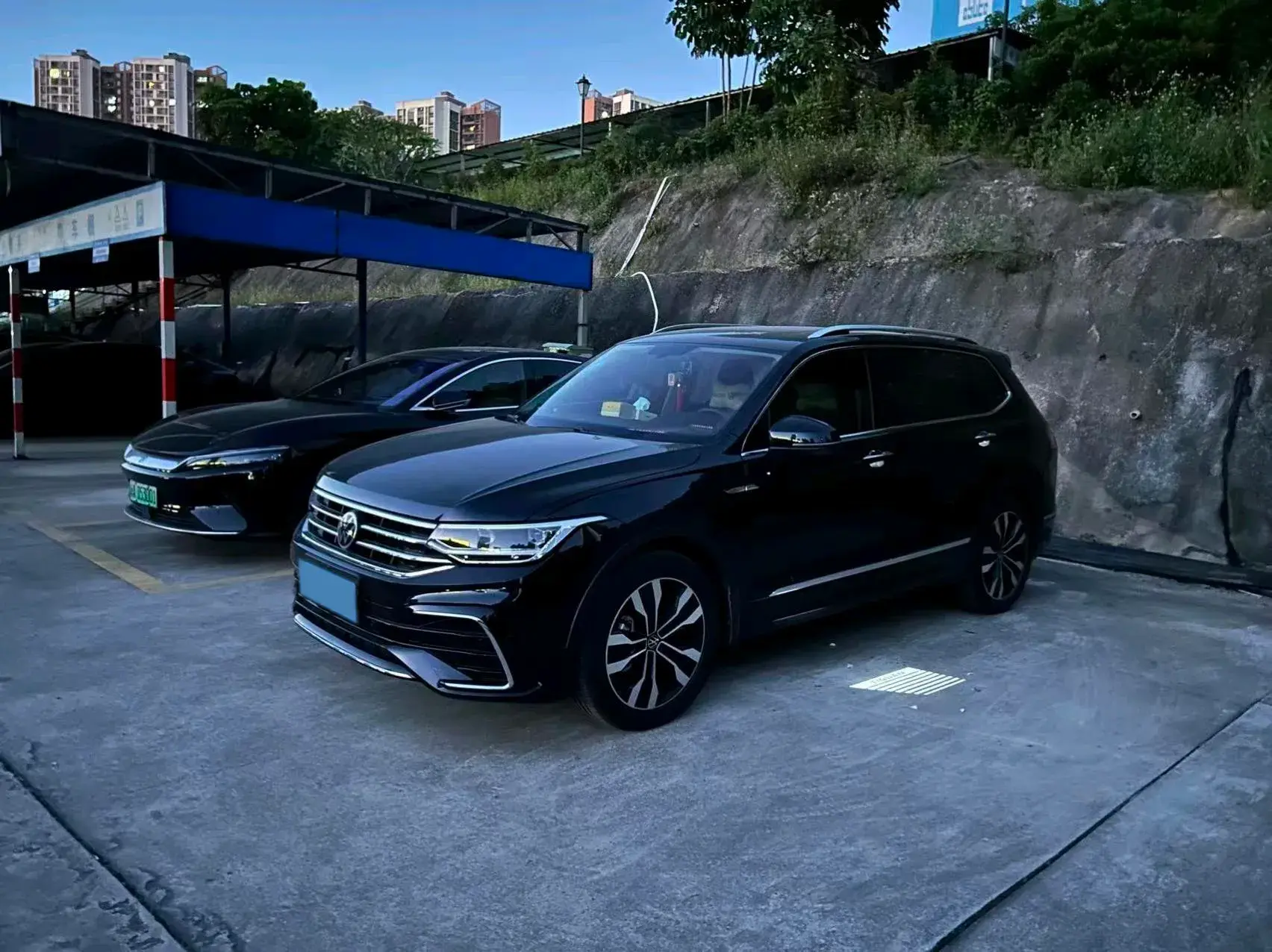 2024 VOLKSWAGEN TIGUAN view 1