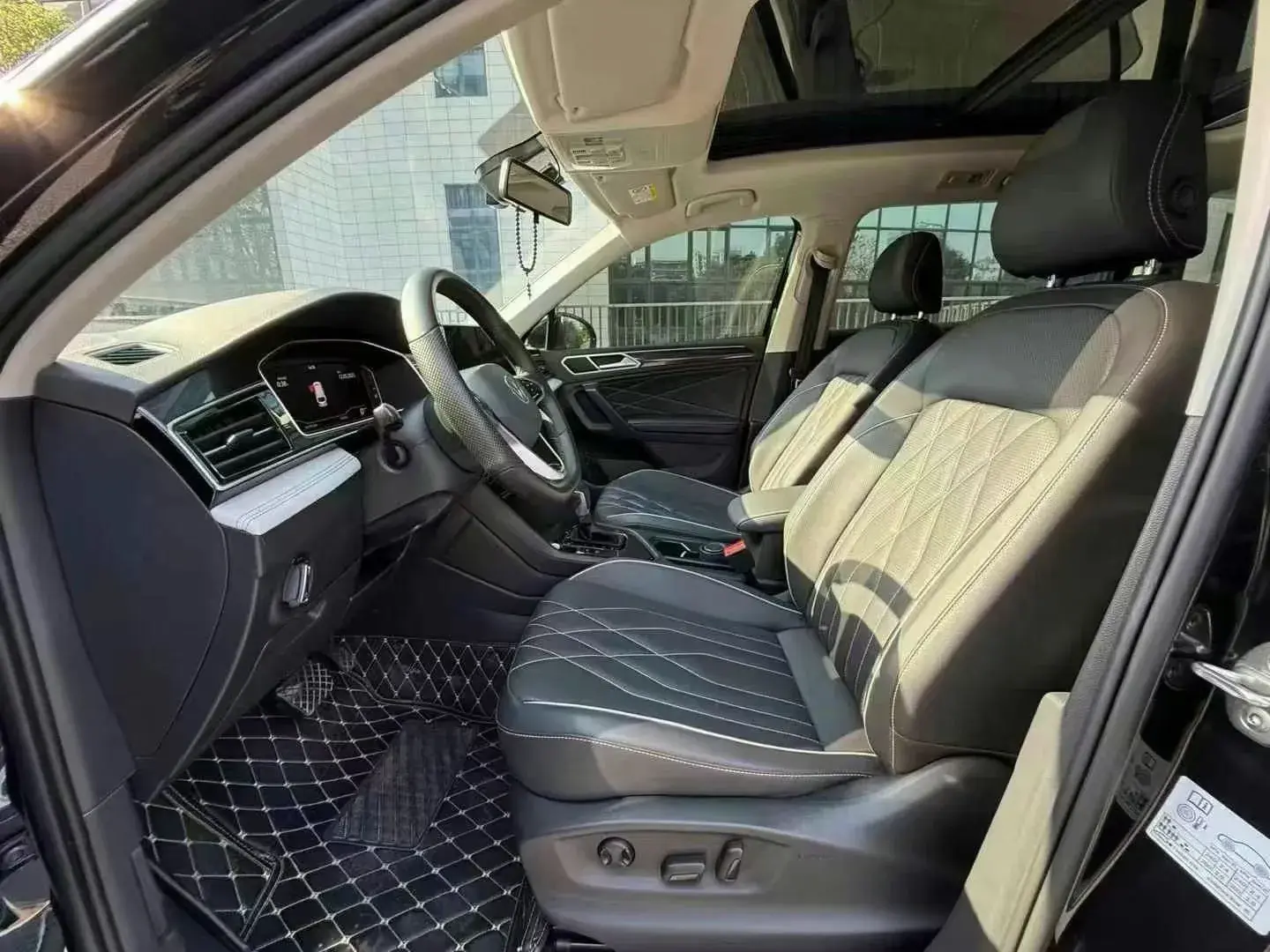 2024 VOLKSWAGEN TIGUAN thumbnail 3