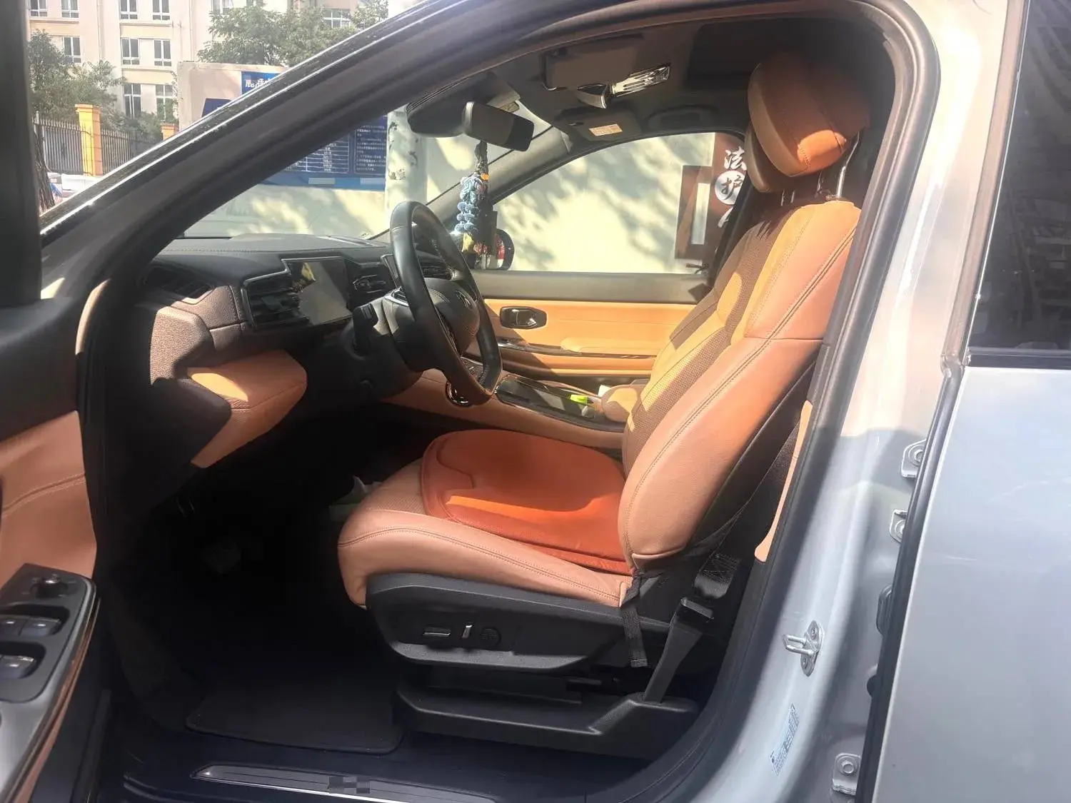 2018 NIO ES8 thumbnail 3