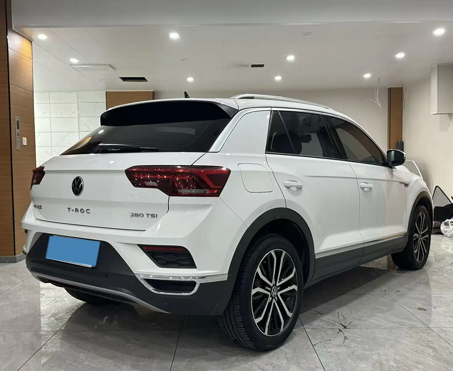 2021 VOLKSWAGEN T-ROC thumbnail 4