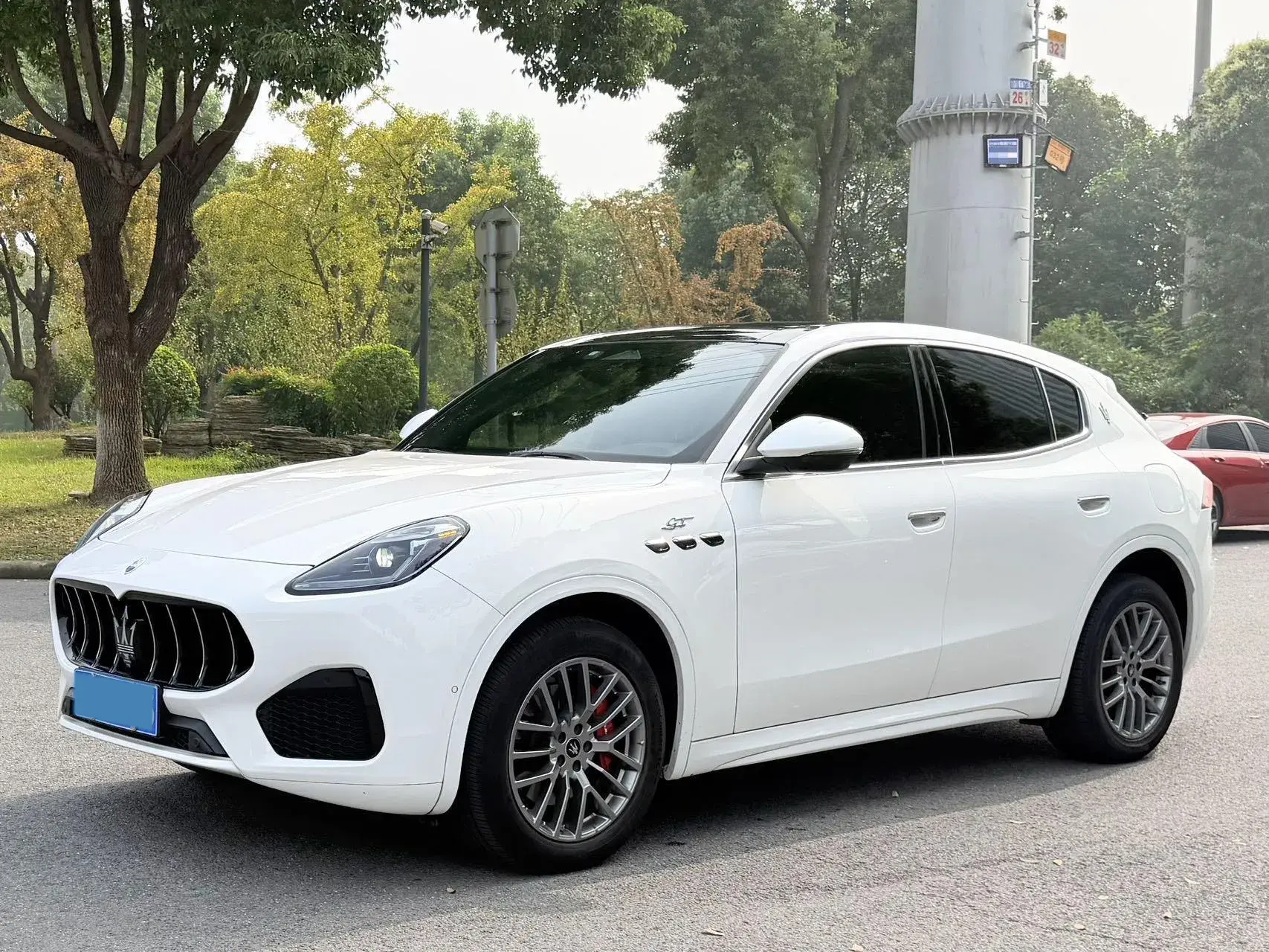 2022 MASERATI LEVANTE view 1