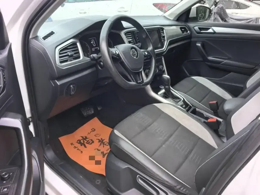 2018 VOLKSWAGEN T-ROC thumbnail 4