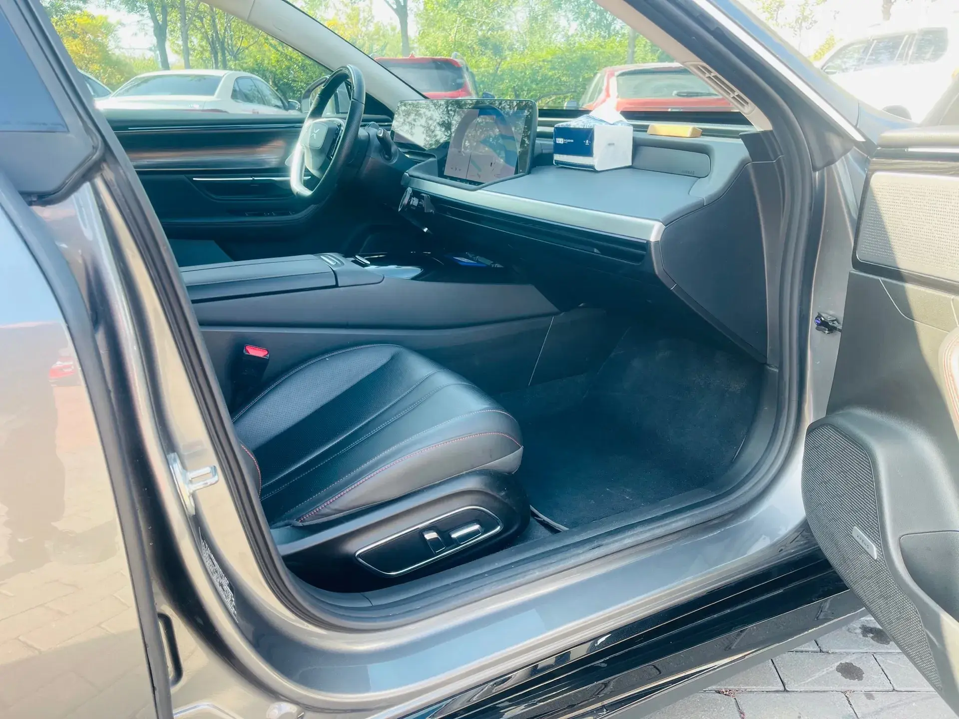 2022 XPENG P7 thumbnail 4