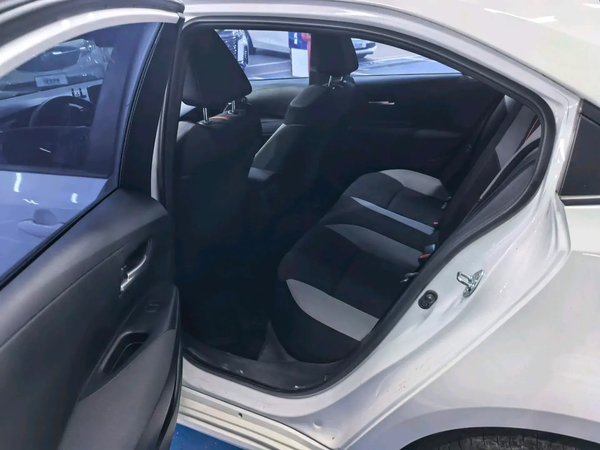 2021 TOYOTA COROLLA thumbnail 3