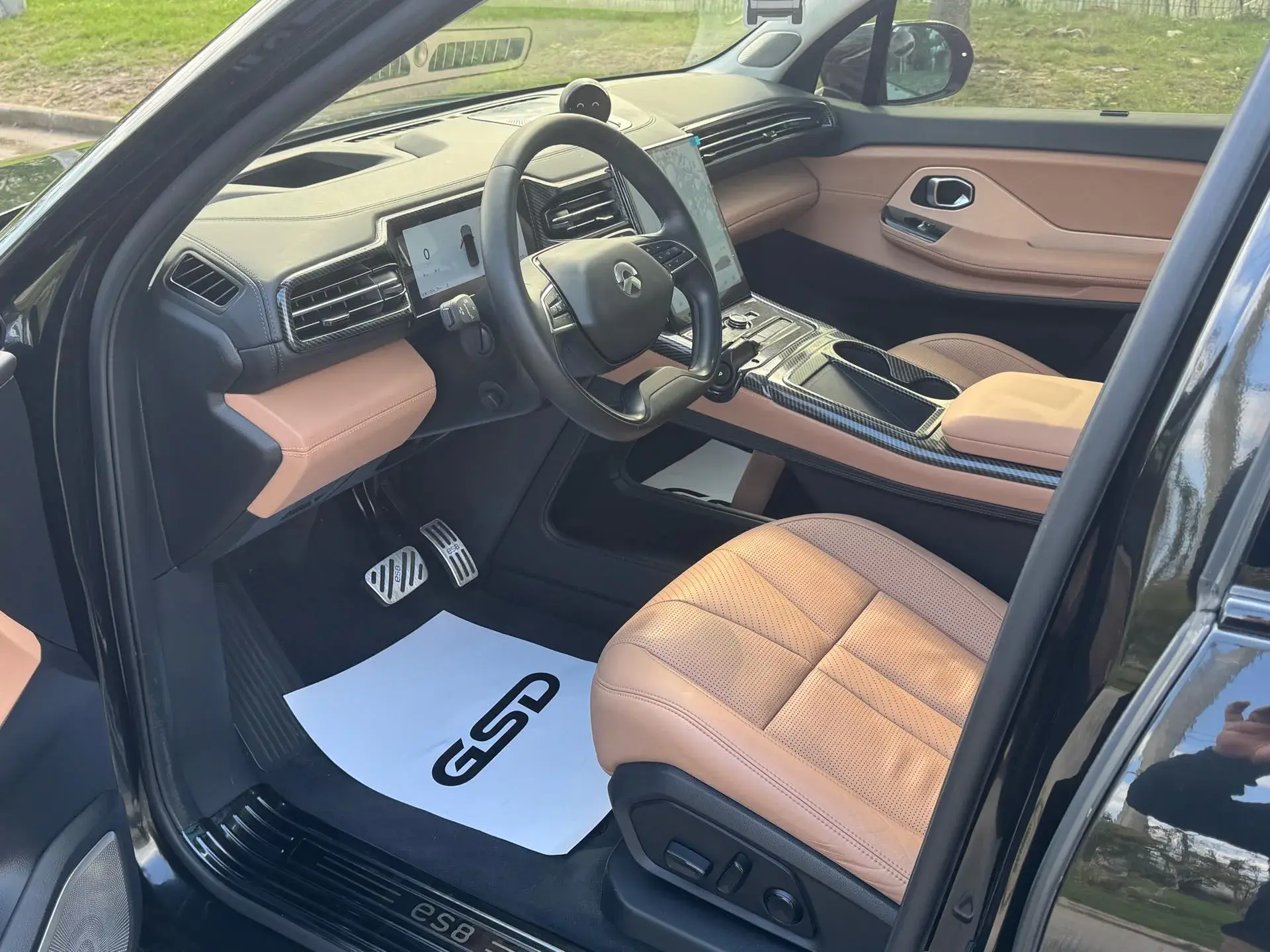 2018 NIO ES8 thumbnail 4