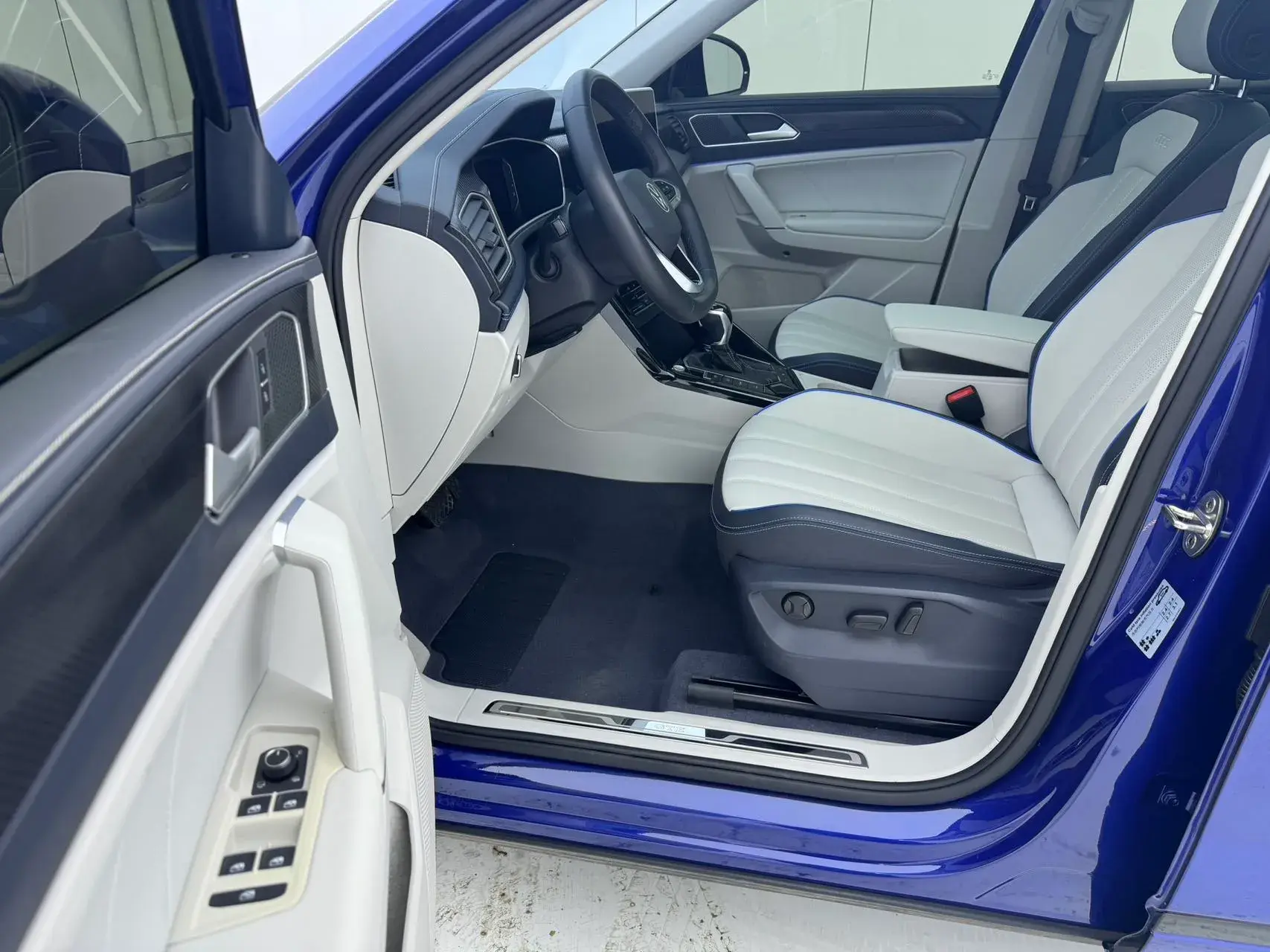 2023 VOLKSWAGEN TAYRON thumbnail 4