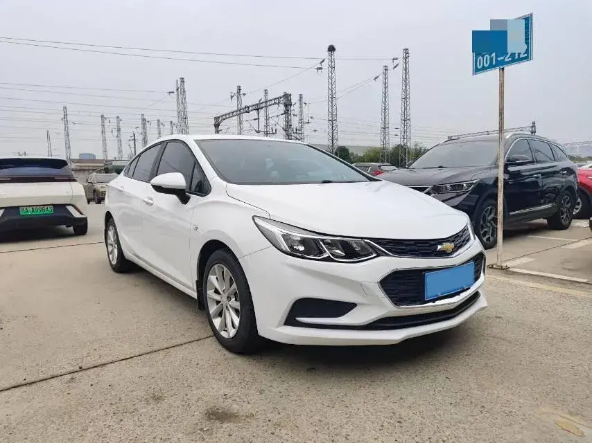 2018 CHEVROLET CRUZE thumbnail 3