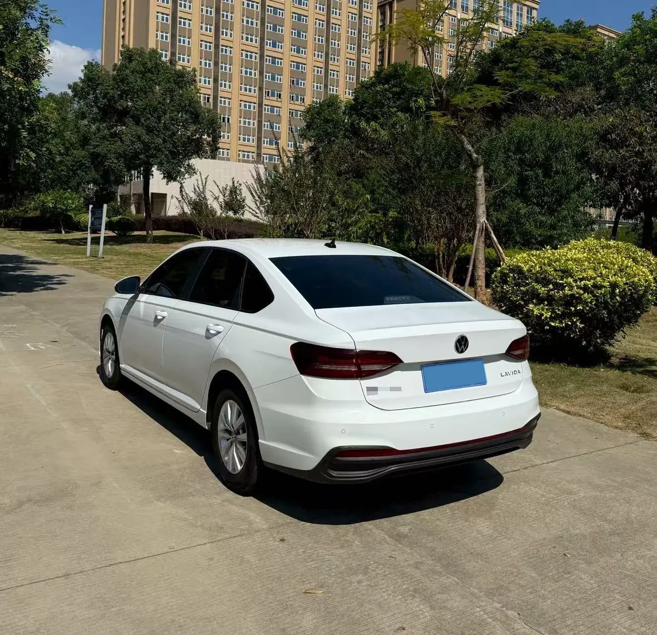 2023 VOLKSWAGEN LAVIDA thumbnail 3