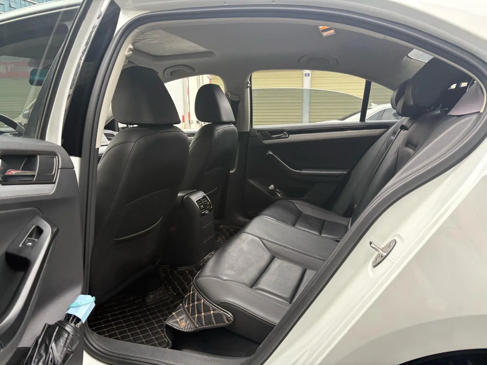 2018 VOLKSWAGEN SAGITAR thumbnail 3