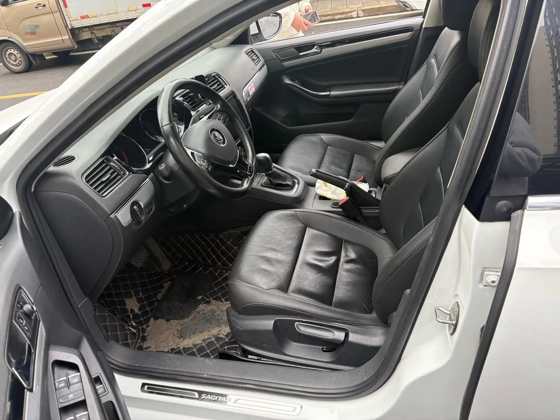 2018 VOLKSWAGEN SAGITAR thumbnail 2