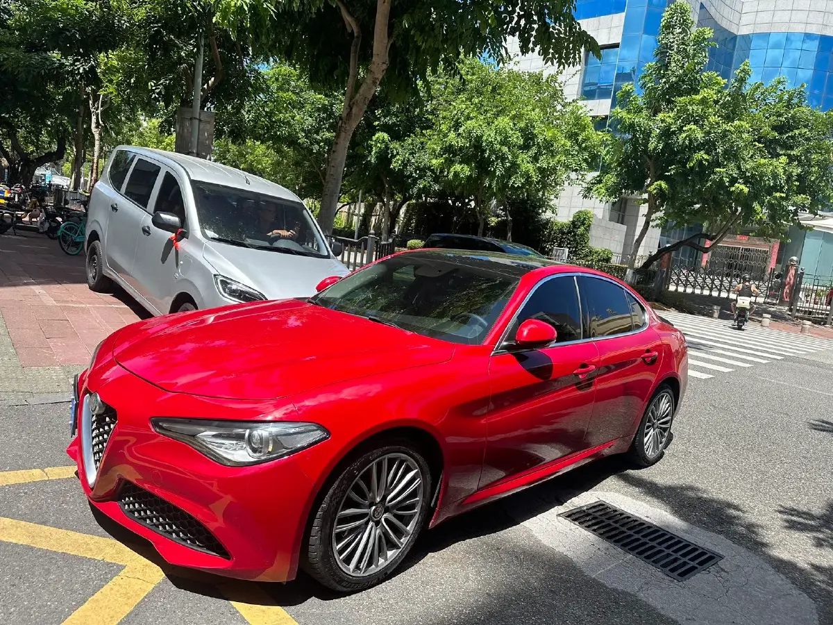 2017 Alfa Romeo Giulia 2.0T 200HP L4 8AT