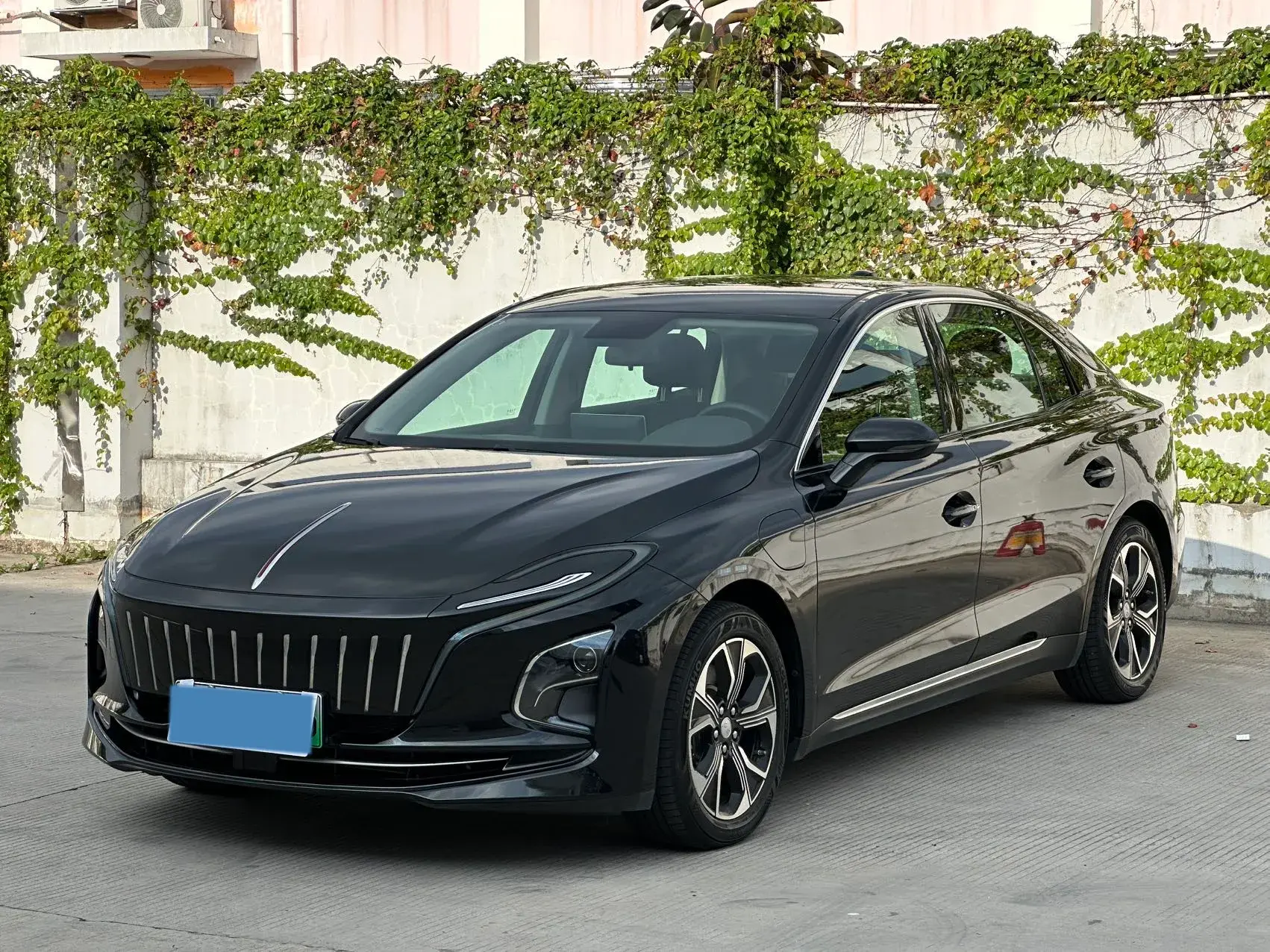 2022 HONGQI E-QM5 view 1