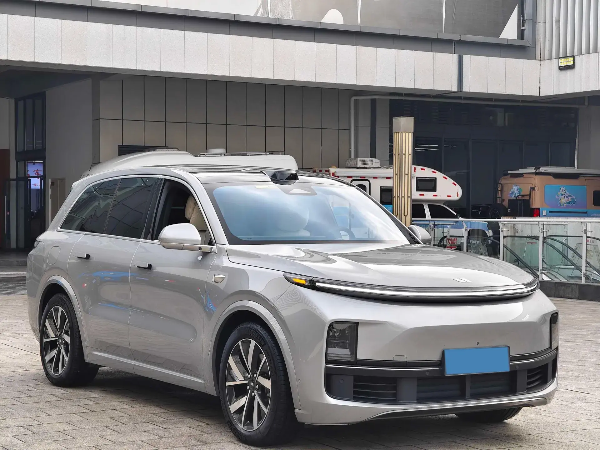 2023 LI L8 thumbnail 3