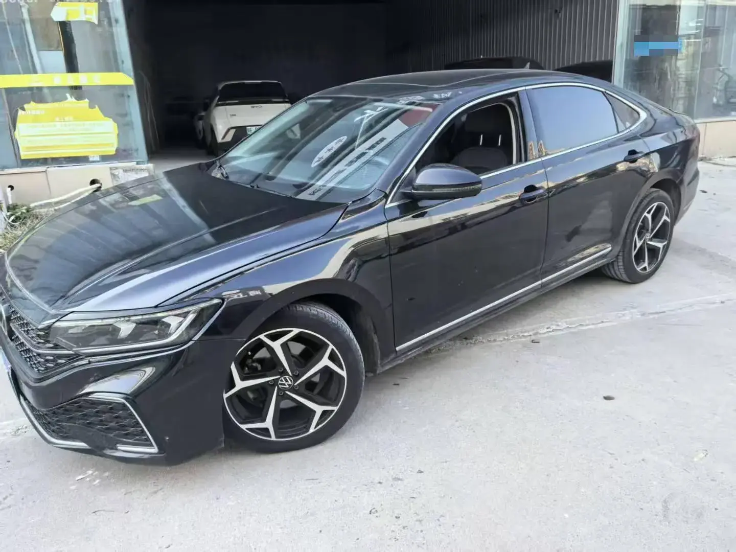 2024 VOLKSWAGEN PASSAT view 1