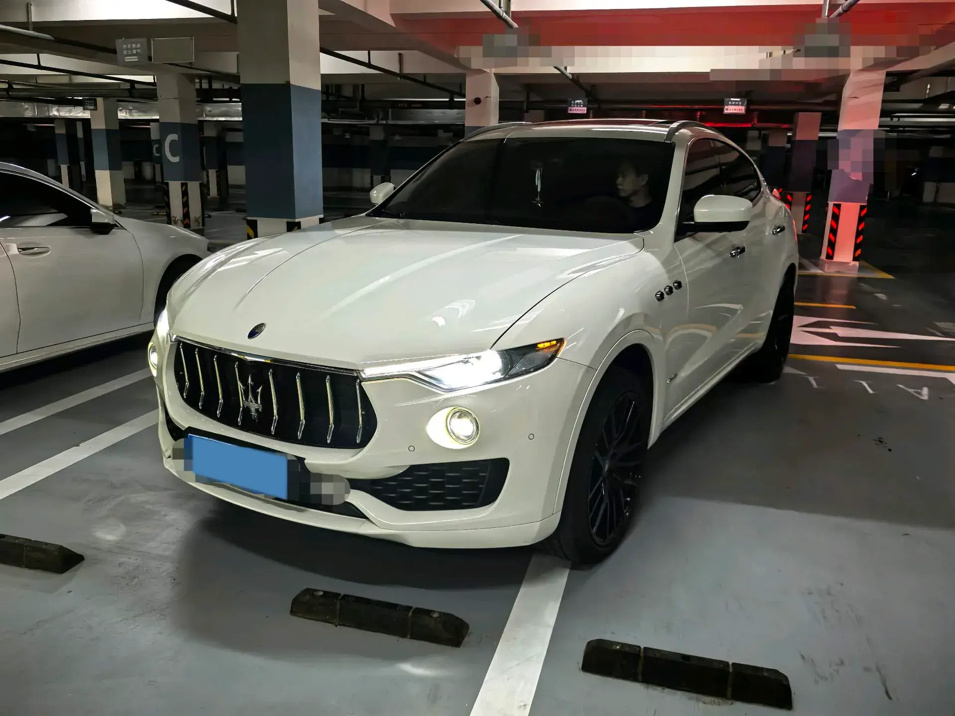 2018 MASERATI LEVANTE view 1
