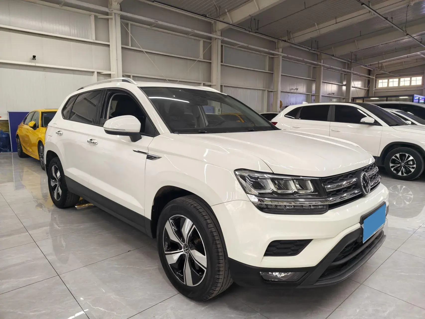 2021 VOLKSWAGEN THARU thumbnail 3