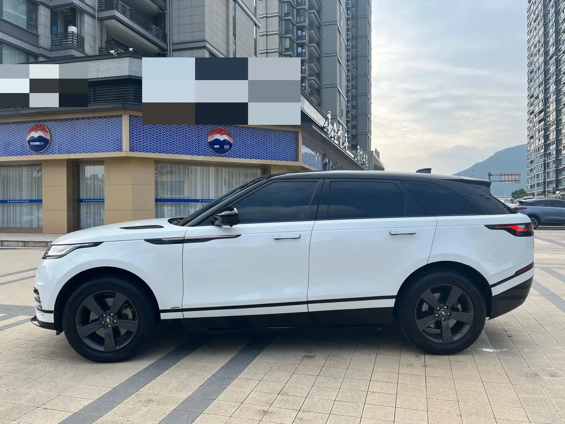 2018 LAND ROVER thumbnail 4