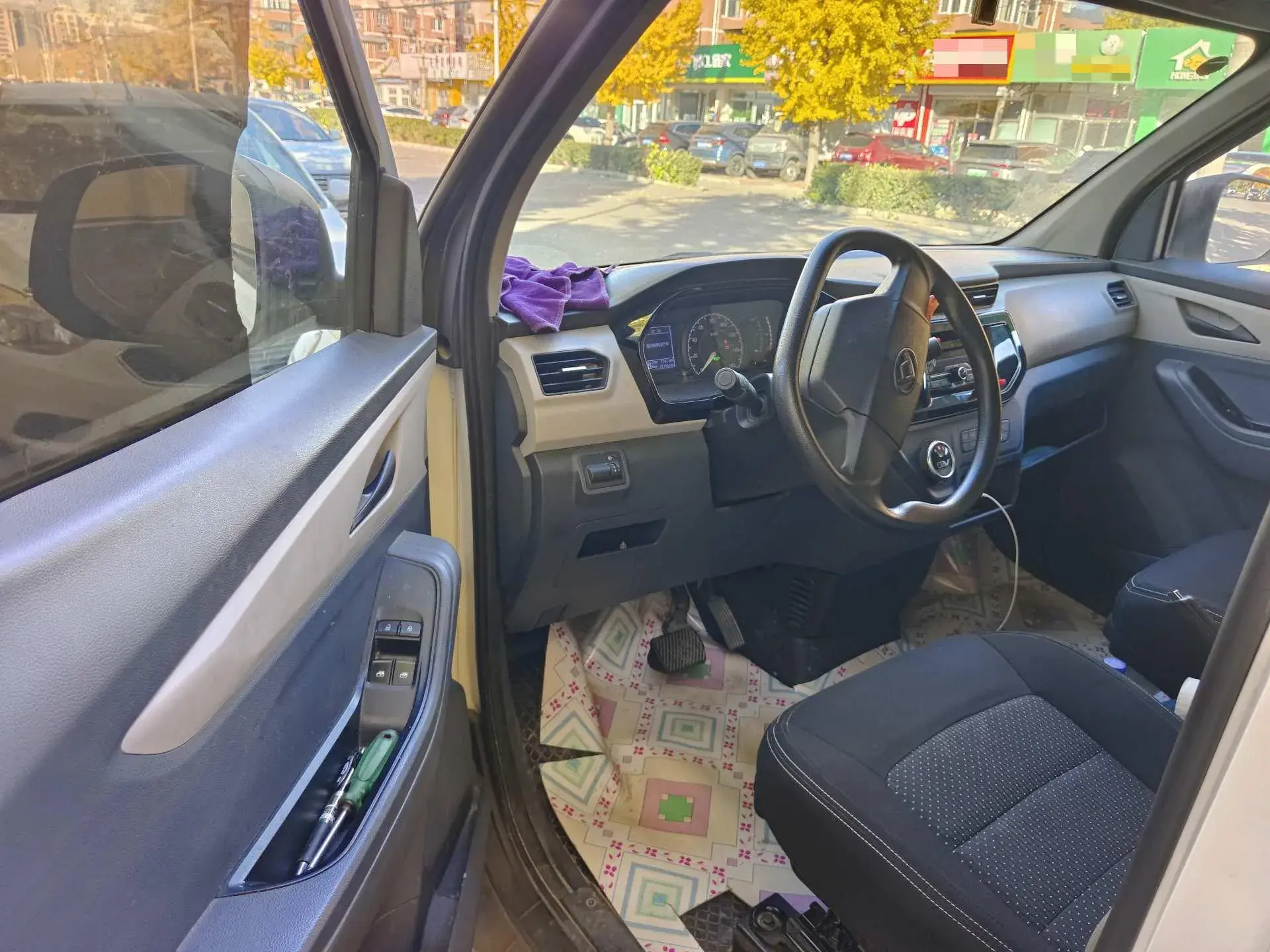 2023 MAXUS EV30 thumbnail 3