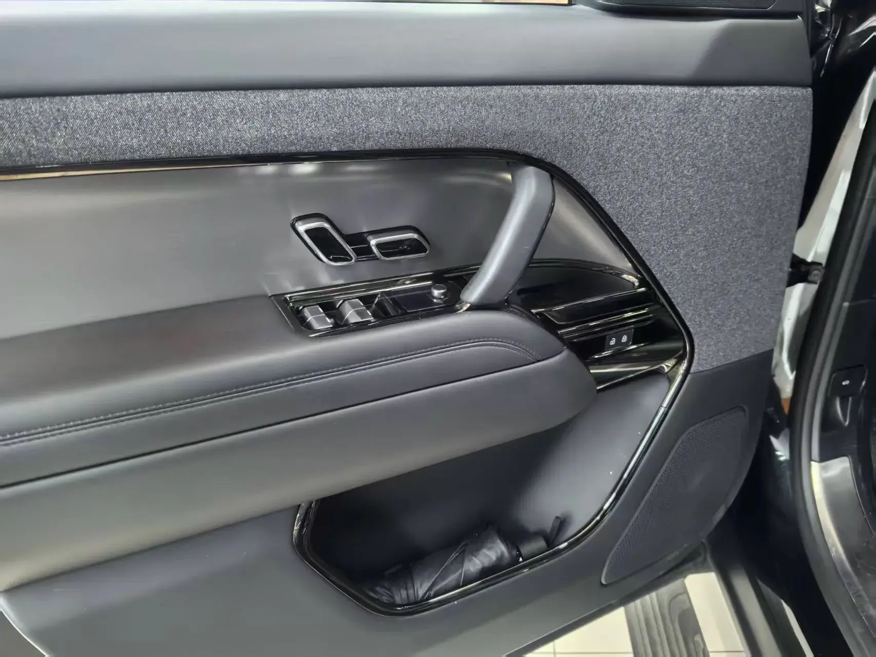 2023 LAND ROVER thumbnail 3