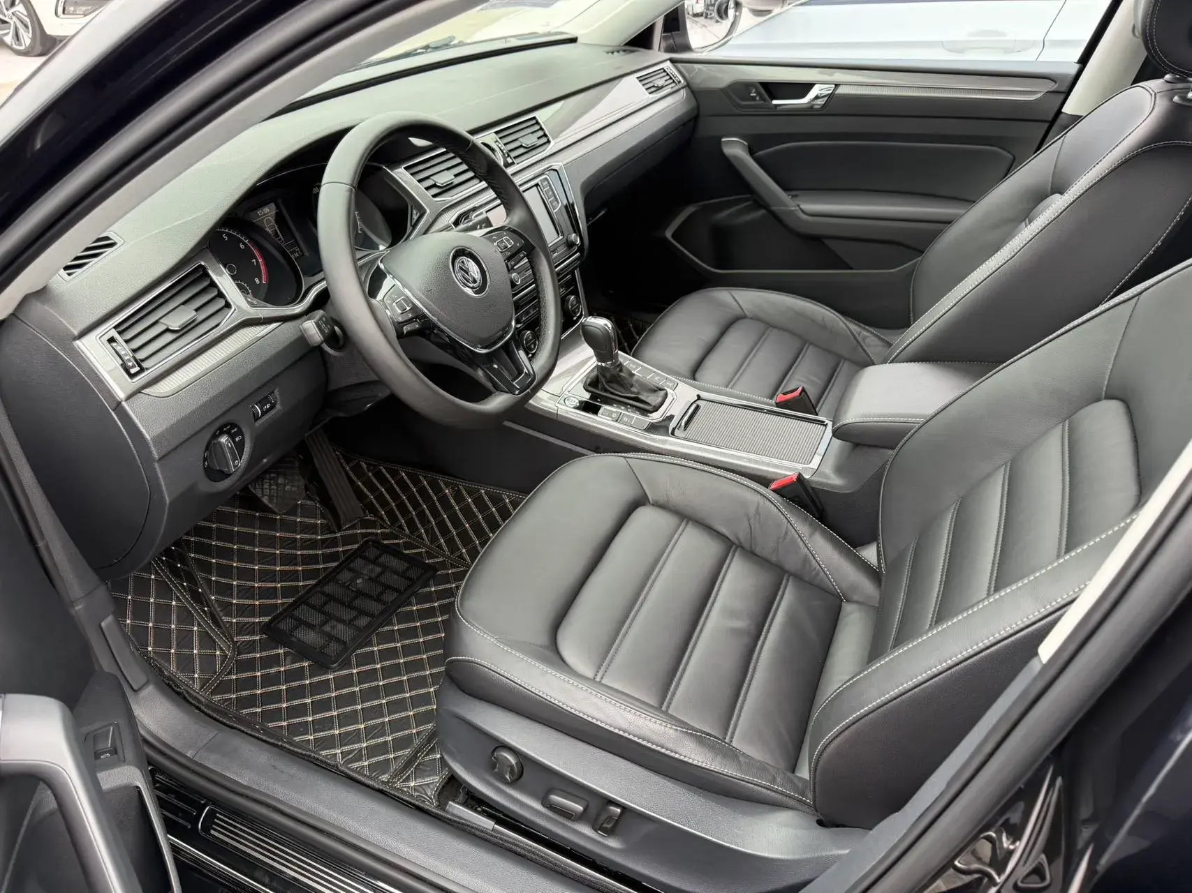 2017 VOLKSWAGEN PASSAT thumbnail 4