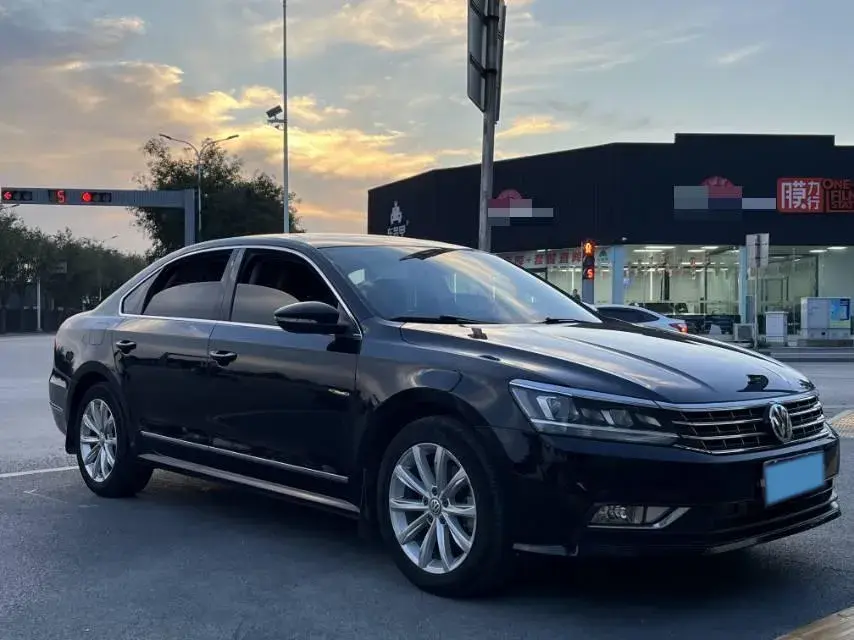 2017 VOLKSWAGEN PASSAT thumbnail 3