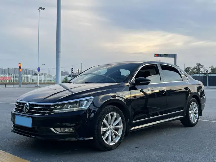 2017 VOLKSWAGEN PASSAT view 1