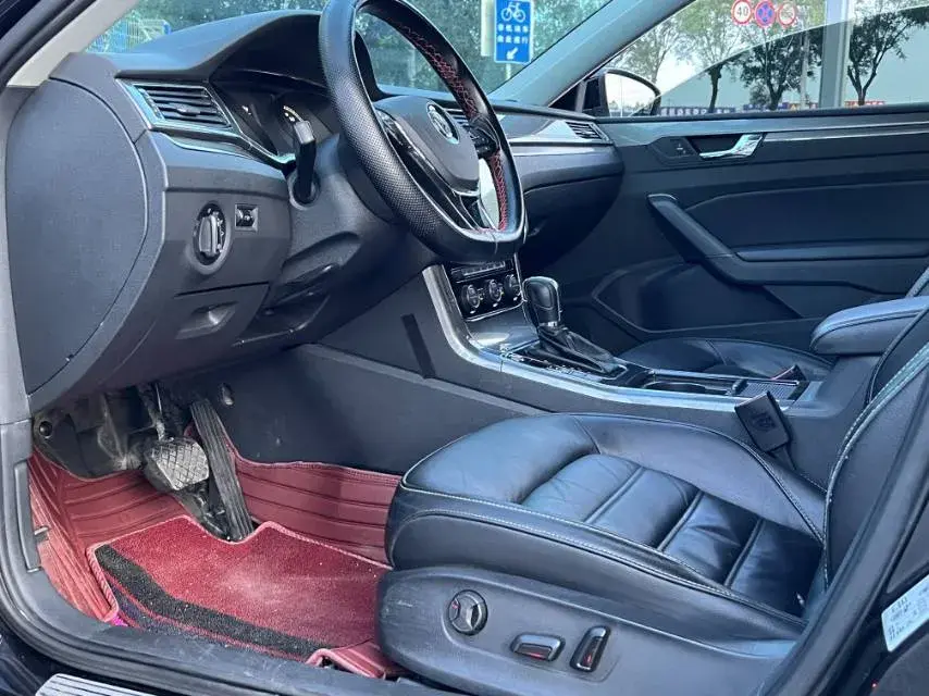 2017 VOLKSWAGEN PASSAT thumbnail 4