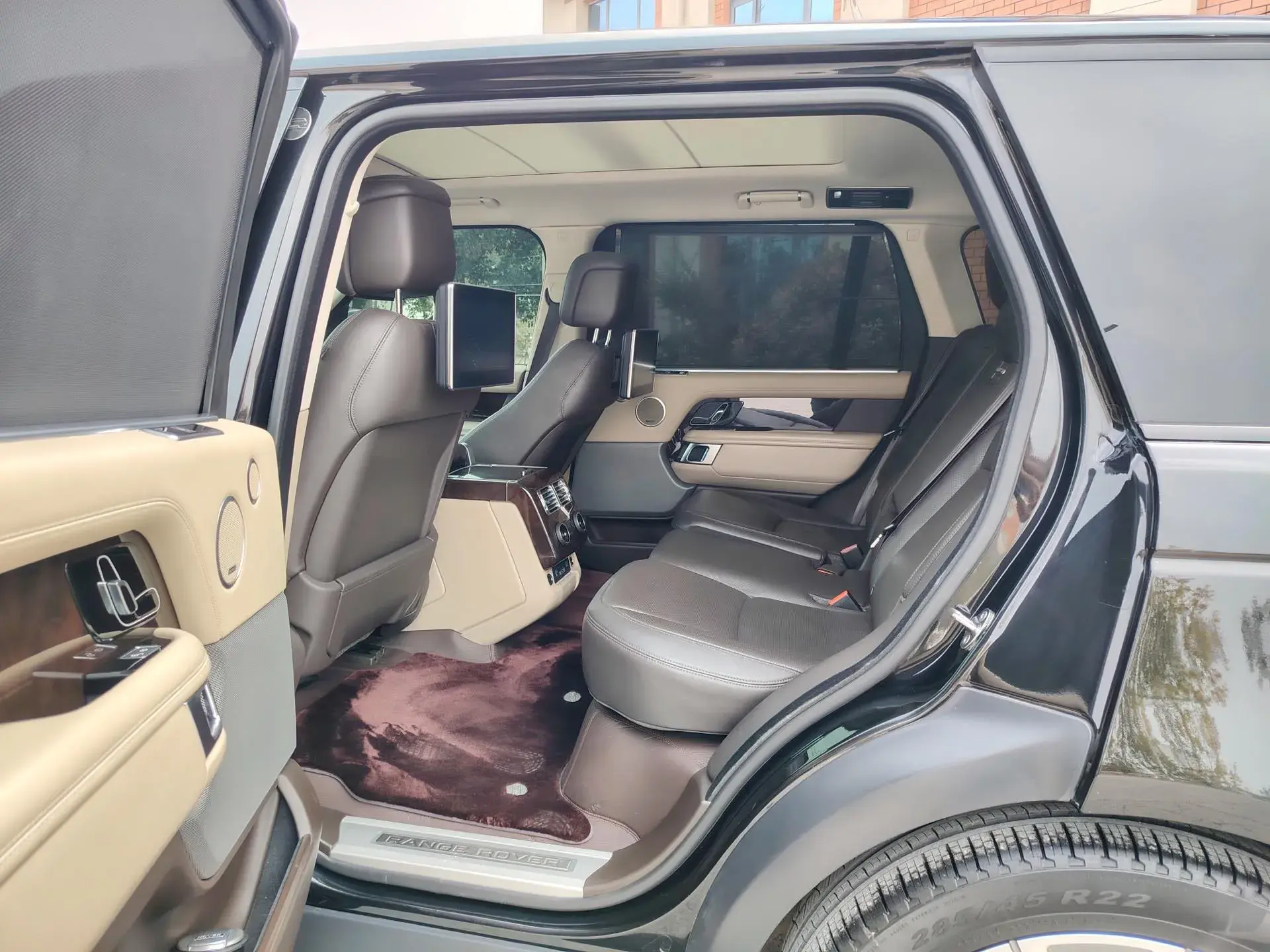 2019 LAND ROVER thumbnail 4