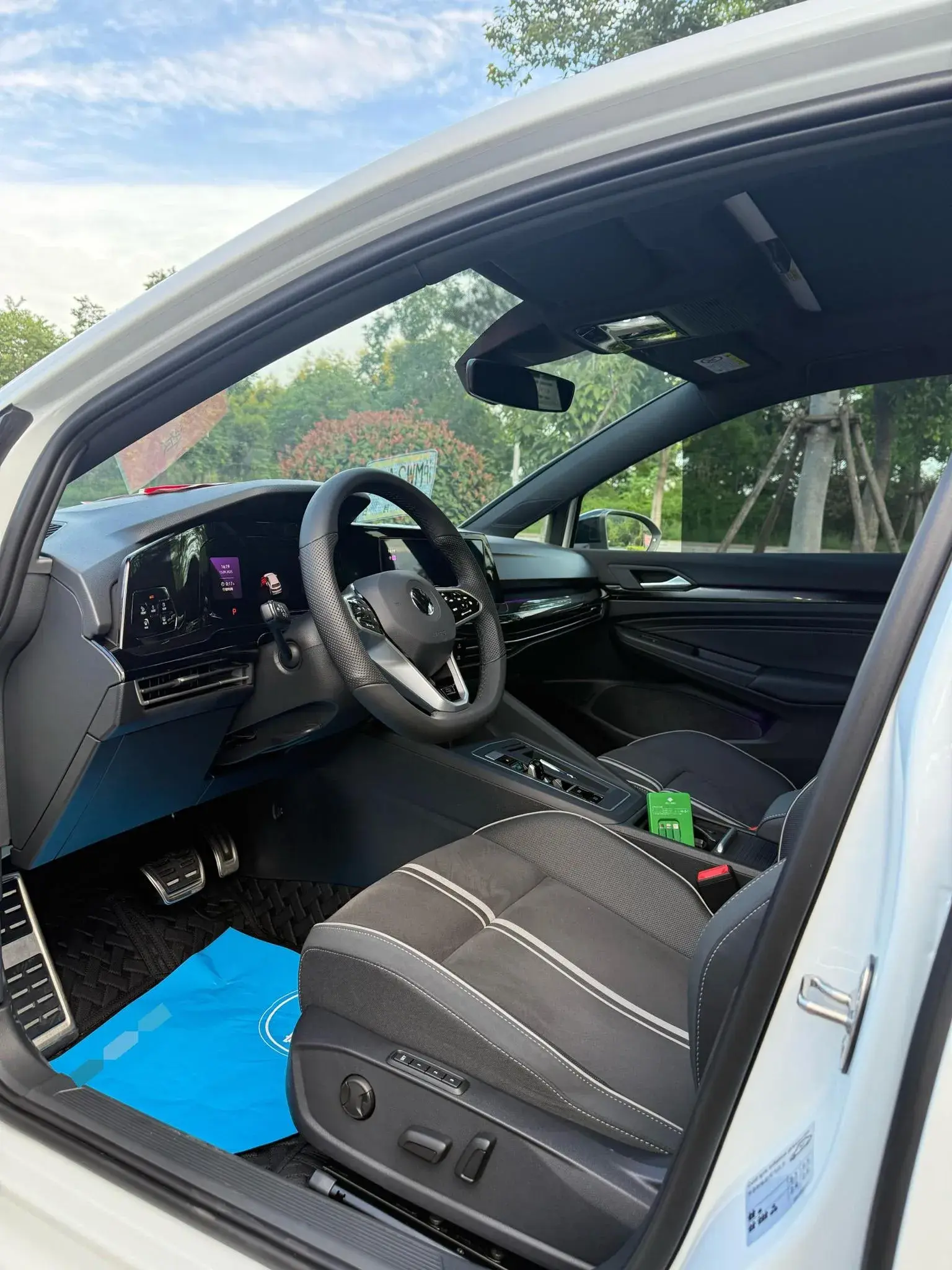 2023 VOLKSWAGEN GOLF thumbnail 4