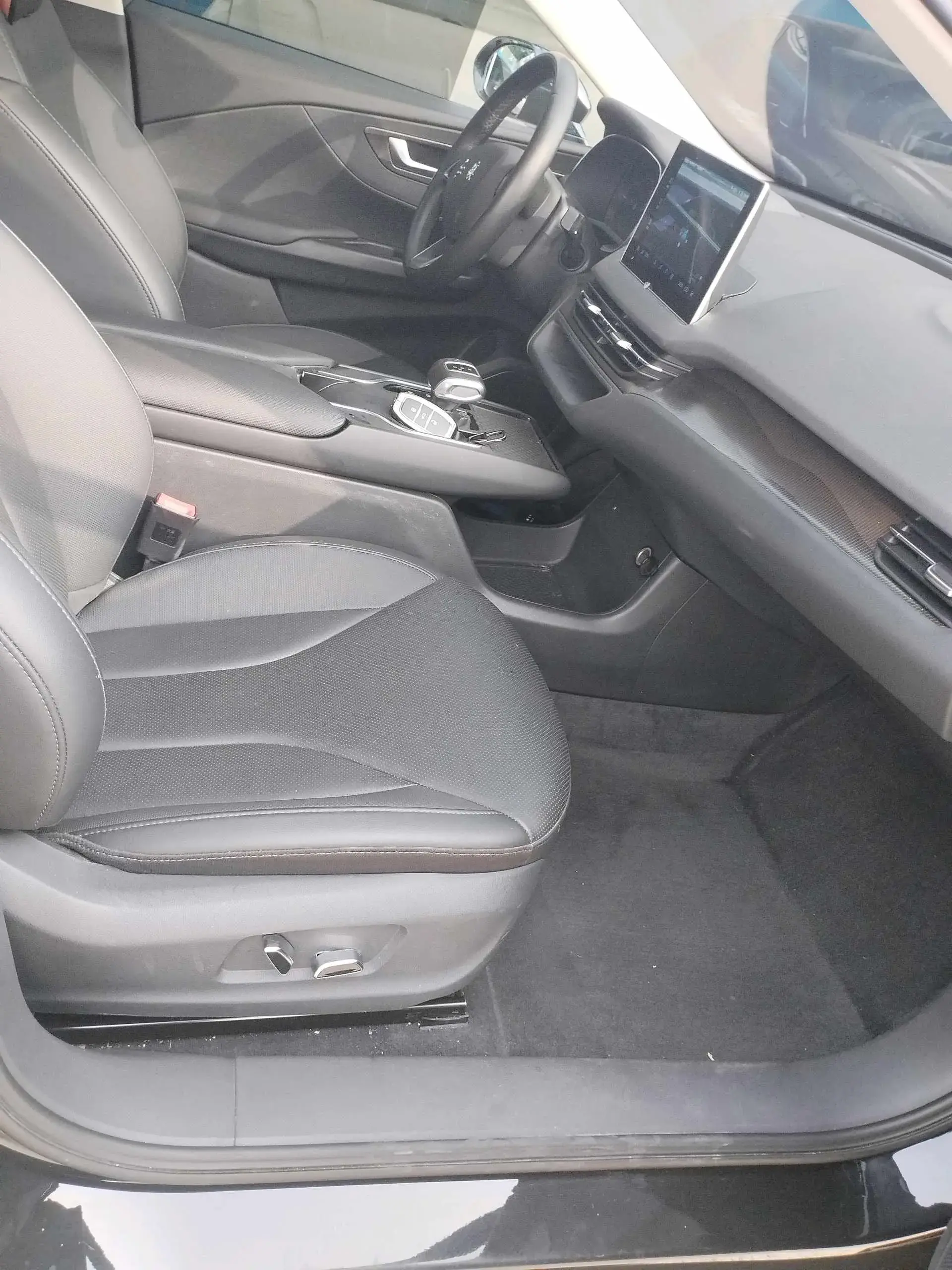 2022 HONGQI E-QM5 thumbnail 4