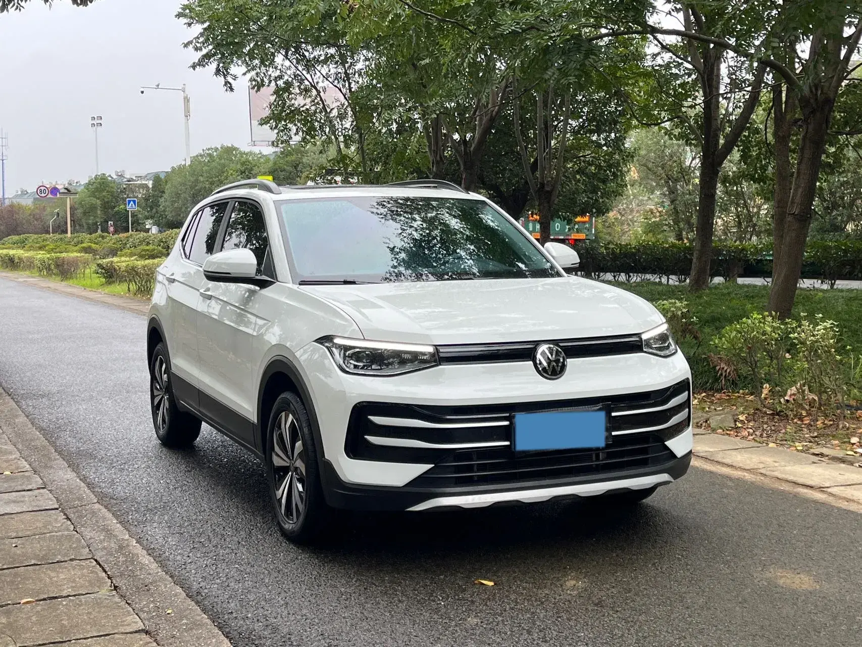 2025 VOLKSWAGEN THARU thumbnail 3