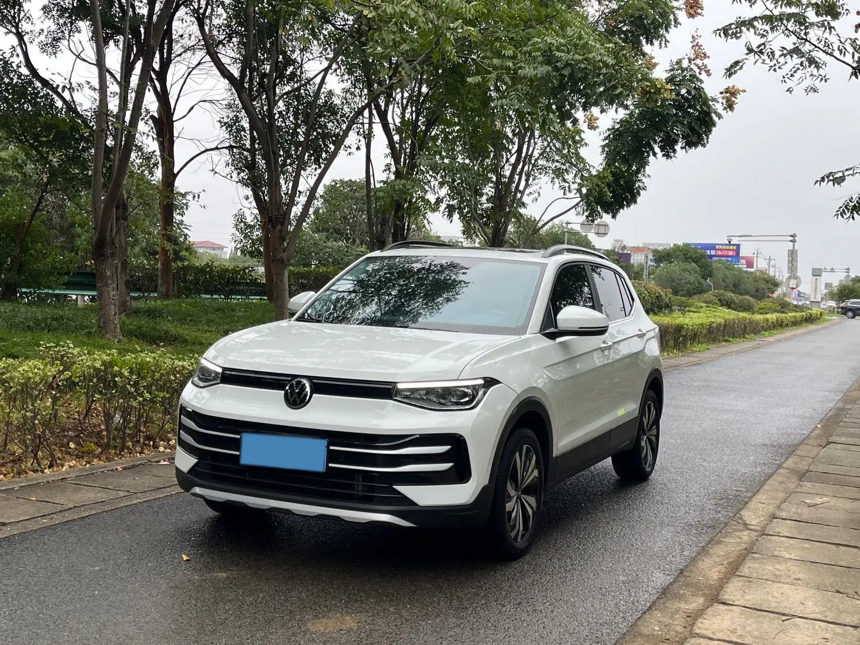 2025 VOLKSWAGEN THARU view 1