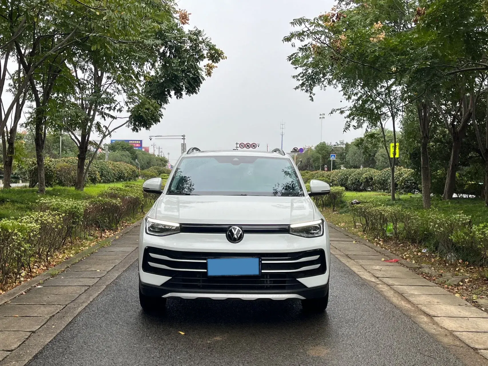 2025 VOLKSWAGEN THARU thumbnail 2