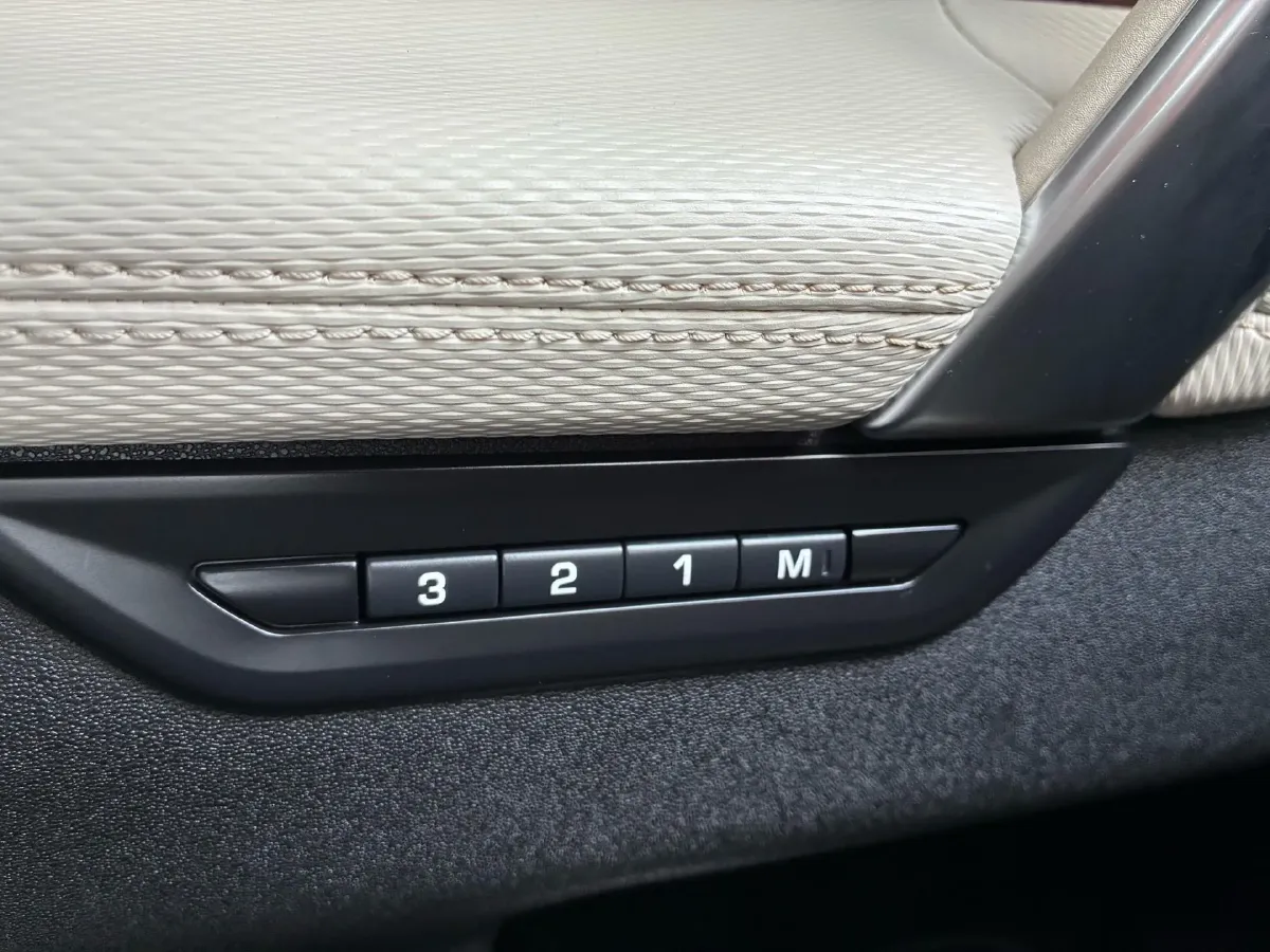 2020 Land Rover Discovery Sport 2.0T 249HP L4 9AT,autocango,china used car exporter,china ev exporter,chinese used car exporter,chinese used ev exporter