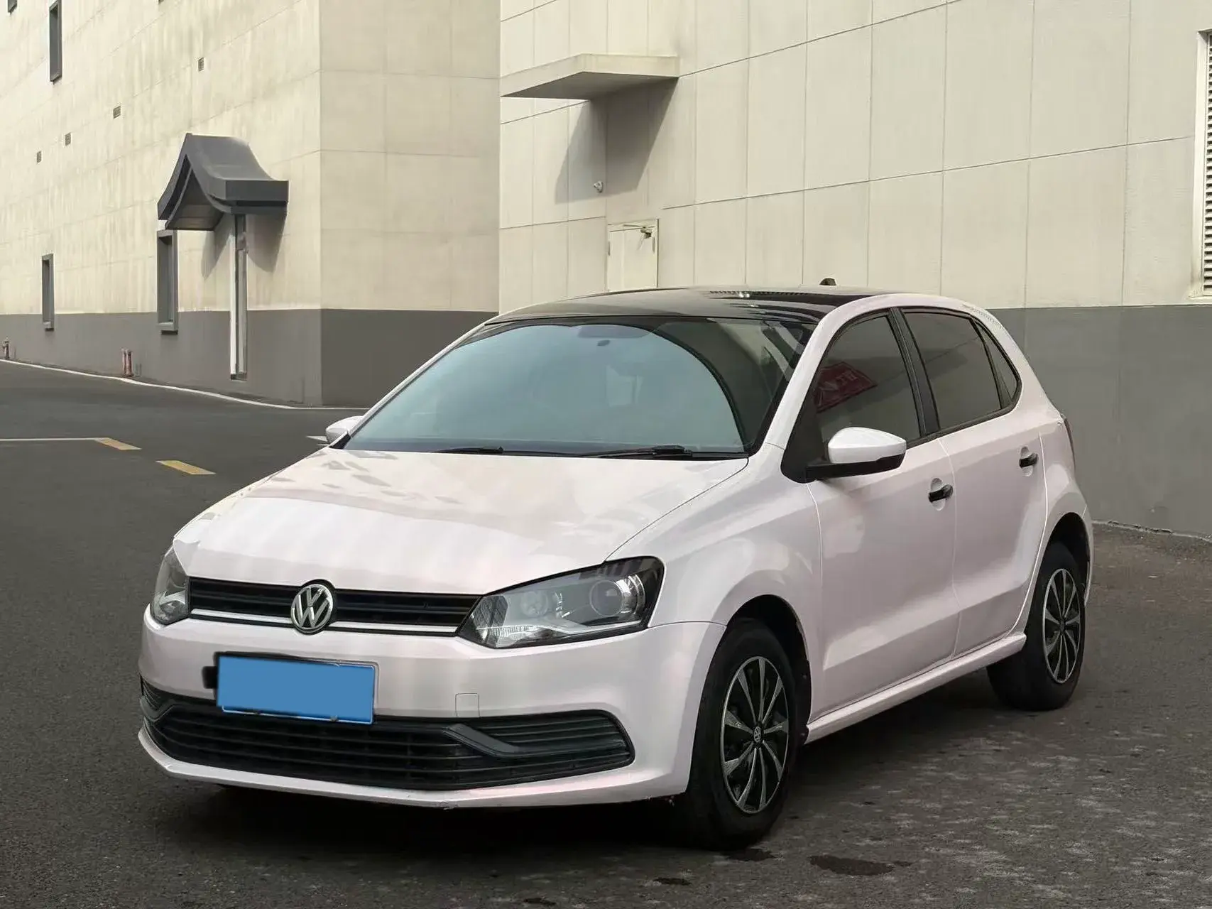 2016 VOLKSWAGEN POLO view 1