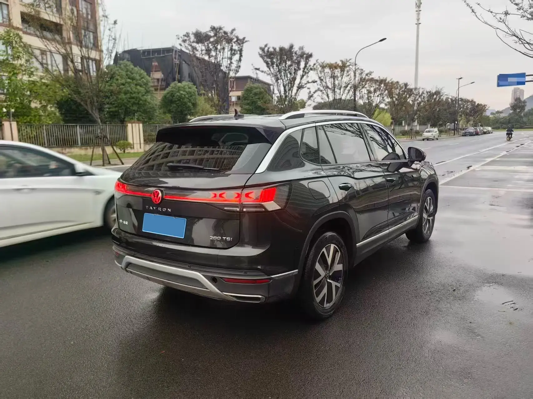 2023 VOLKSWAGEN TAYRON thumbnail 3