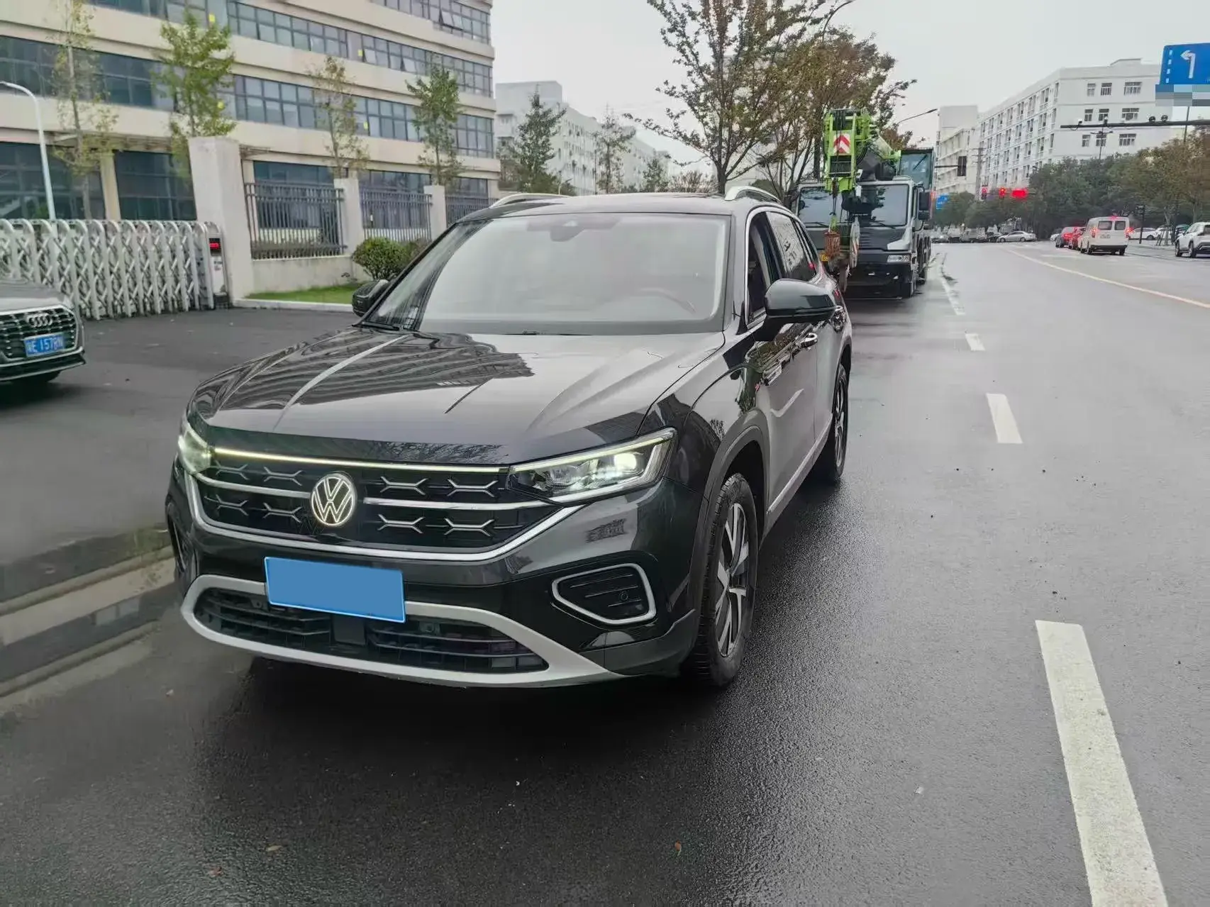 2023 VOLKSWAGEN TAYRON view 1