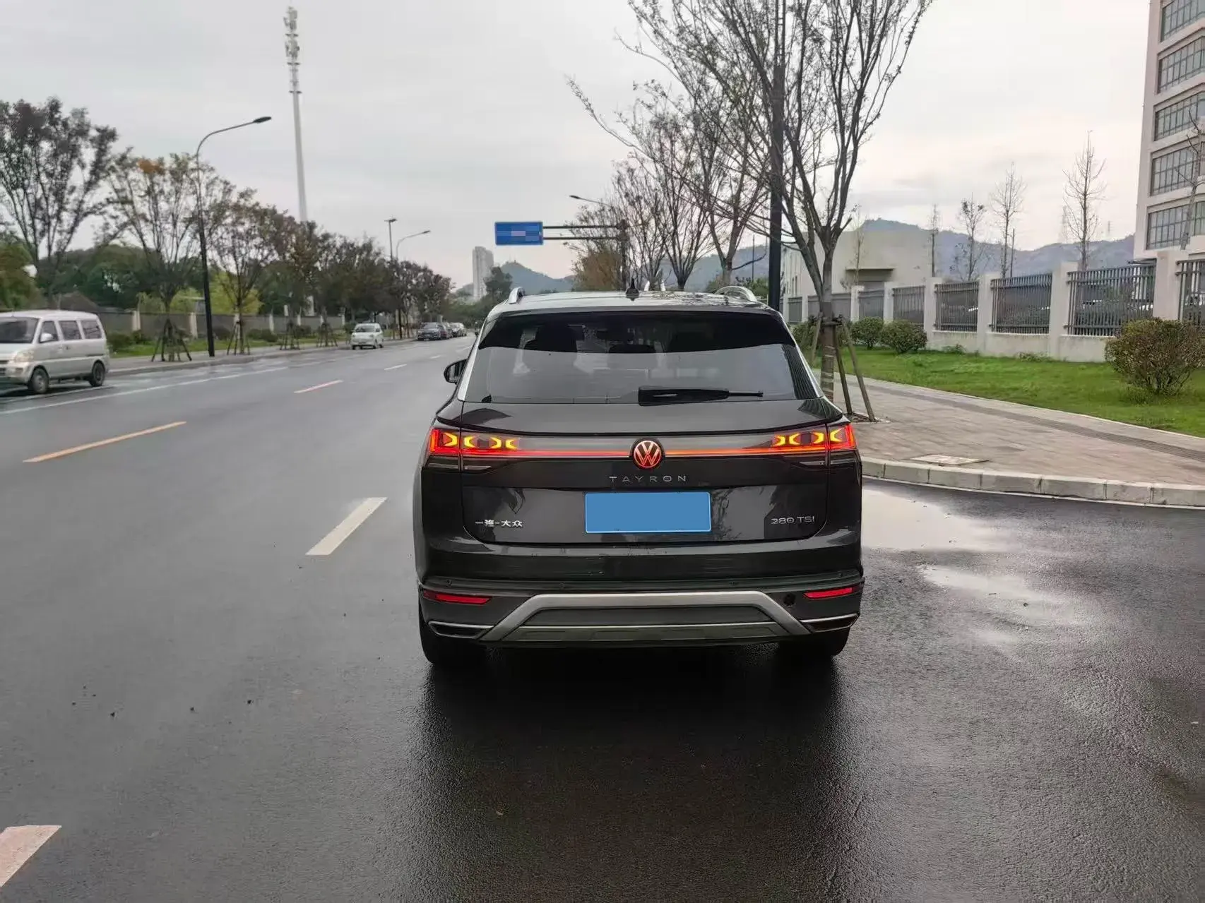 2023 VOLKSWAGEN TAYRON thumbnail 4