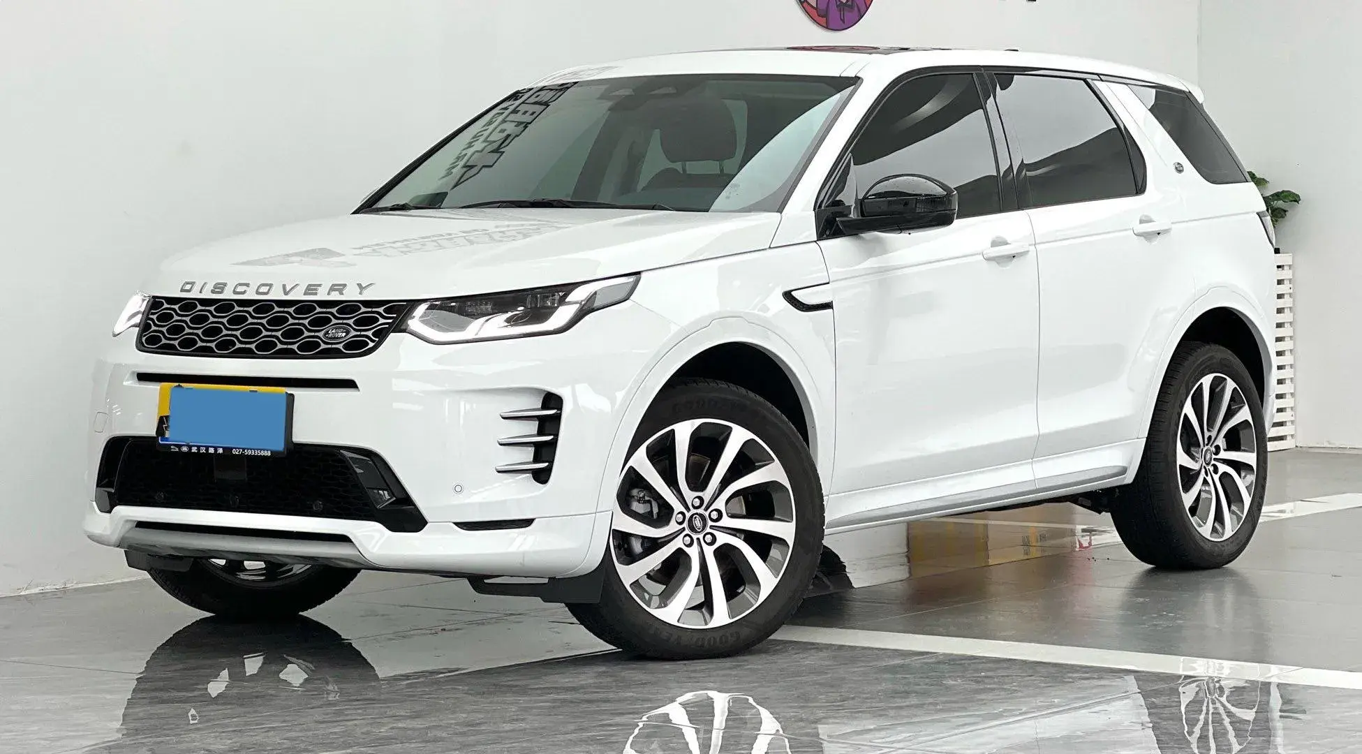 2024 LAND ROVER view 1