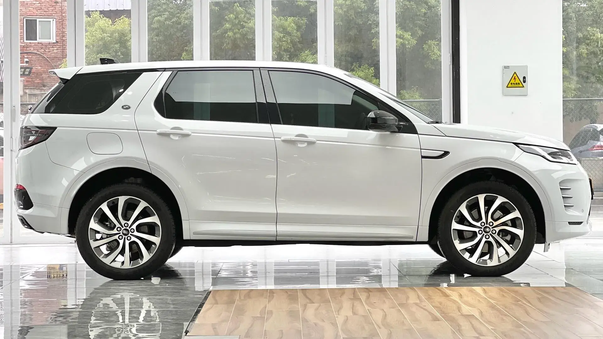 2024 LAND ROVER thumbnail 4