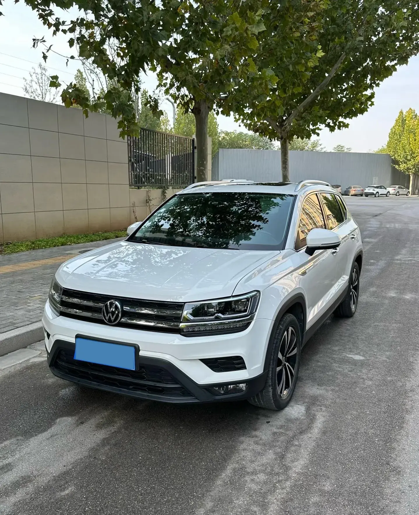 2020 VOLKSWAGEN THARU view 1