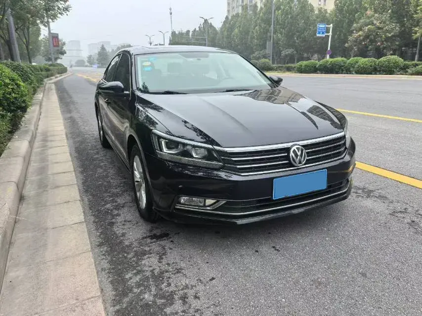 2017 VOLKSWAGEN PASSAT thumbnail 3