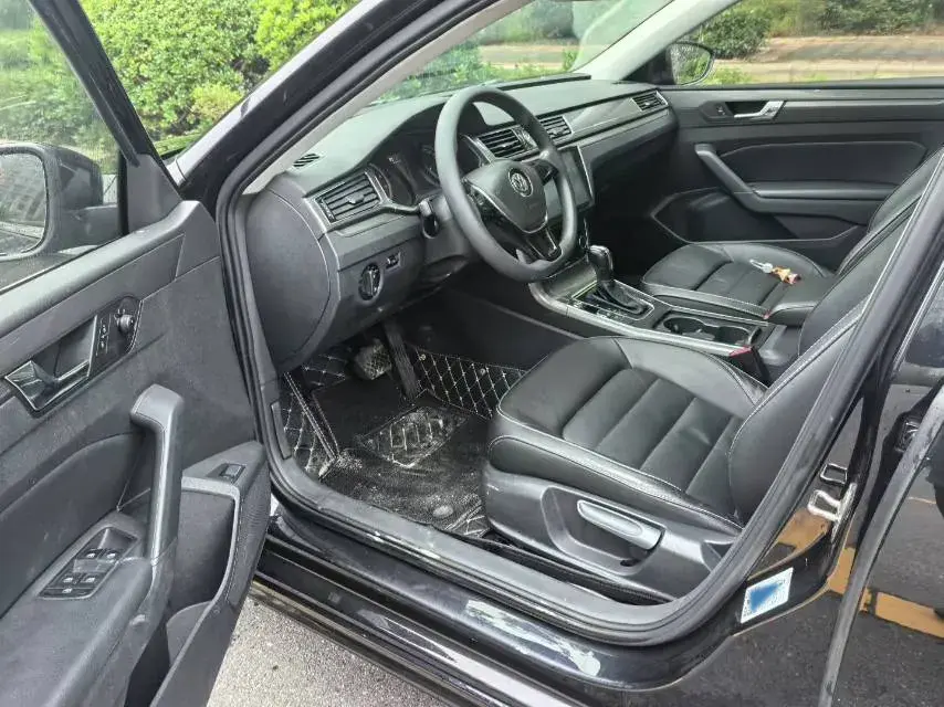 2017 VOLKSWAGEN PASSAT thumbnail 4