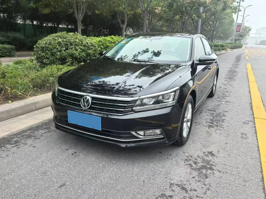 2017 VOLKSWAGEN PASSAT view 1